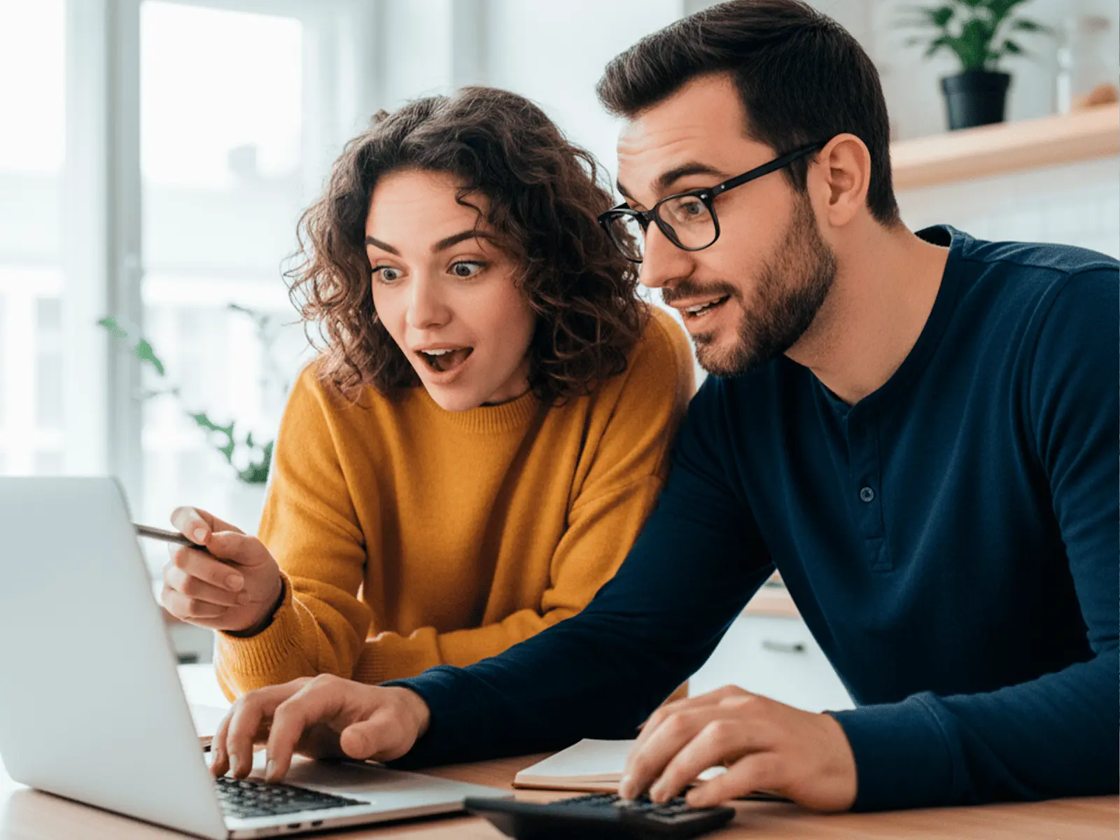 Trabajador de la Ley 97 revisando el saldo de su Afore para su pensión